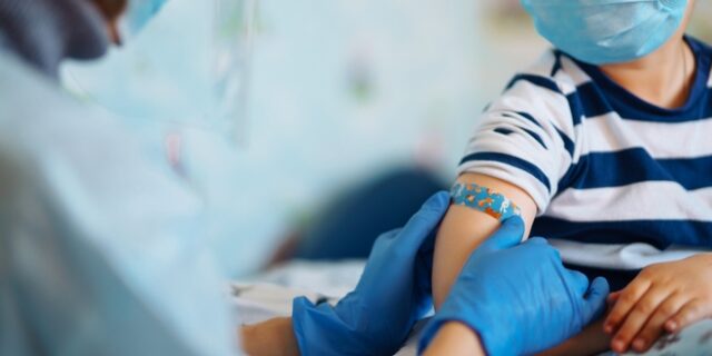 Κορονοϊός: Ανοίγει η πλατφόρμα για τον εμβολιασμό των παιδιών από 6 μηνών ως 4 ετών