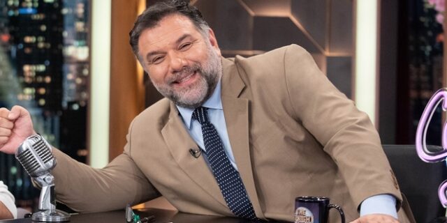 Γρηγόρης Αρναούτογλου: Επέστρεψε με το “2Night Show” μετά από δύο μήνες και επεφύλασσε μία μεγάλη έκπληξη