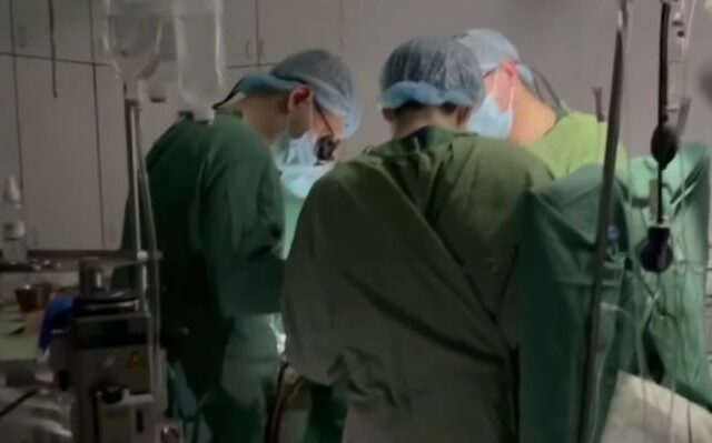 “Έτσι κάνουμε σήμερα εγχείρηση καρδιάς”: Γιατροί στο Κίεβο παλεύουν να σώσουν παιδί εν μέσω μπλακ άουτ
