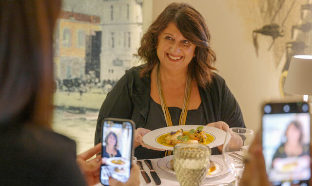 Η Νένα Ισμυρνόγλου μάς προσκαλεί στο pop up εστιατόριο της Mastercard και αποκαλύπτει το μυστικό της σμυρναίικης κουζίνας