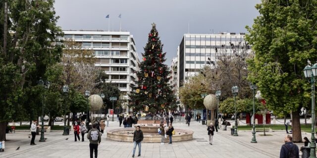 Χριστούγεννα: Φωταγωγείται το Σύνταγμα – Αντιδράσεις για την κοπή του δέντρου από το Καρπενήσι