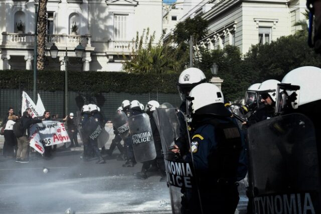 ΠΑΜΕ: Στα σχολεία πέφτουνε σοβάδες και στους εκπαιδευτικούς και τους μαθητές ρίχνουν δακρυγόνα