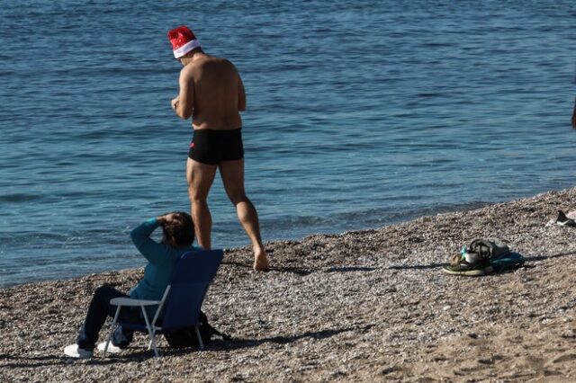 Χριστούγεννα: Εικόνες καλοκαιριού στον Φλοίσβο – Λουόμενοι “Αγιοβασίληδες” βούτηξαν στη θάλασσα