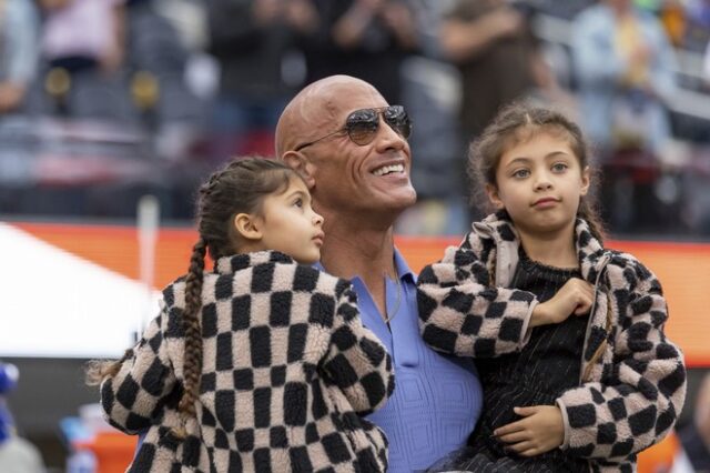 The Rock: Αφήνει τις κόρες του να τον μεταμφιέσουν σε Harley Quinn και “τελειώνει” την τοξική αρρενωπότητα