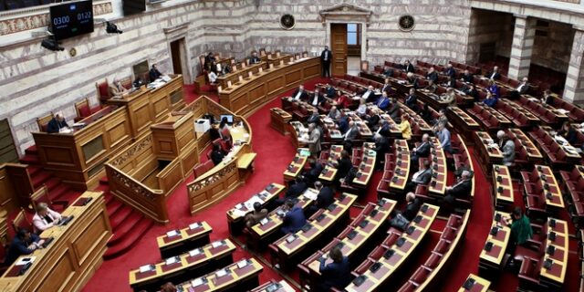 Βουλή: Ψηφίστηκε το νομοσχέδιο για τη δευτεροβάθμια περίθαλψη