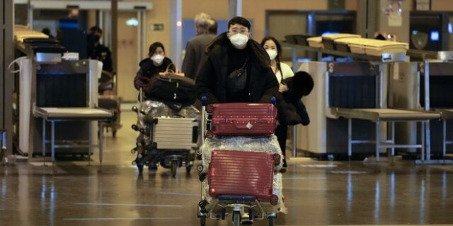 Κορονοϊός: “Πυρά” για τους ελέγχους σε επιβάτες από την Κίνα, εν μέσω αύξησης κρουσμάτων