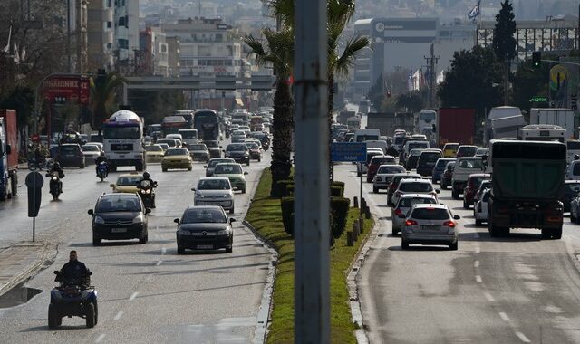 Χριστούγεννα: Σε εξέλιξη η μεγάλη έξοδος – Αυξημένα μέτρα της Τροχαίας