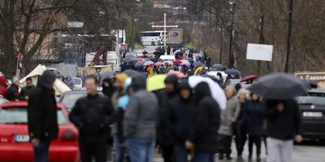 Χιλιάδες Σέρβοι του Κοσόβου διαδηλώνουν ζητώντας να αποσυρθούν οι αστυνομικές δυνάμεις της Πρίστινα