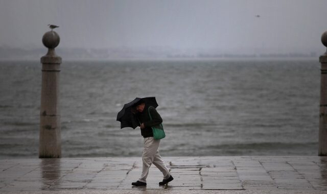 Πορτογαλία: Εκτεταμένες πλημμύρες στη Λισαβόνα λόγω βροχοπτώσεων – Μία νεκρή