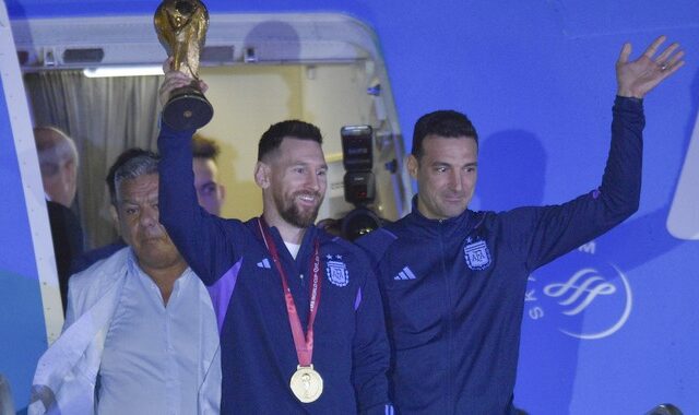 Μουντιάλ 2022: LIVE η επιστροφή των Πρωταθλητών κόσμου στην Αργεντινή – Ο Μέσι βγήκε από το αεροπλάνο με το τρόπαιο στα χέρια