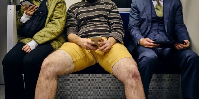 Την επόμενη φορά που θα μπεις σε μετρό ή λεωφορείο, κοίτα τα πόδια των ανθρώπων