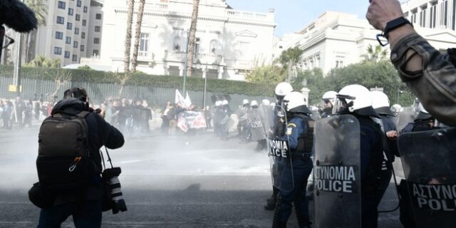 ΟΛΜΕ: Επεισόδια έξω από τη Βουλή στην πορεία των εκπαιδευτικών