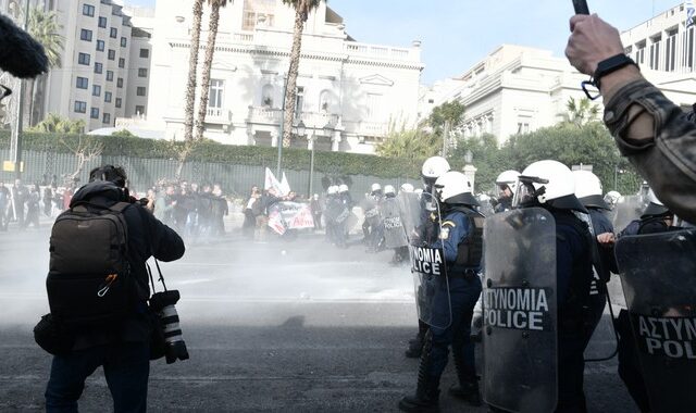 ΟΛΜΕ: Επεισόδια έξω από τη Βουλή στην πορεία των εκπαιδευτικών