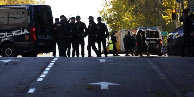 Μαδρίτη: Αποκλεισμένη η περιοχή στην ουκρανική πρεσβεία – Και ματωμένο πακέτο μετά τη βόμβα