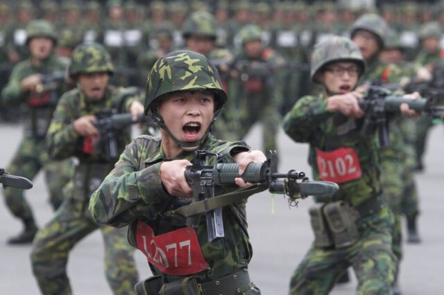 Ταϊβάν: Παρατείνει την υποχρεωτική στρατιωτική θητεία λόγω της κινεζικής απειλής