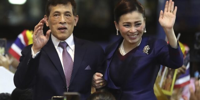 Θετικοί στον κορονοϊό ο βασιλιάς και η βασίλισσα της Ταϊλάνδης