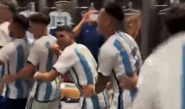 Μουντιάλ 2022: Οι Αργεντινοί έκαναν ενός λεπτού σιγή για τον Εμπαπέ στους πανηγυρισμούς στα αποδυτήρια