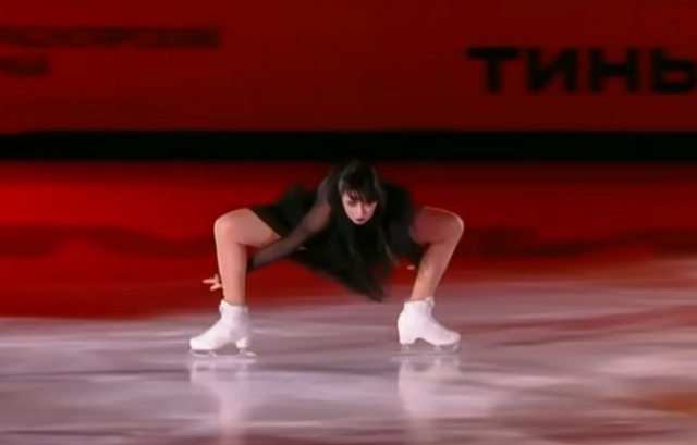Καμίλα Βαλίεβα: Χόρεψε αλά “Wednesday” στον πάγο και “ξετρέλανε” το Twitter