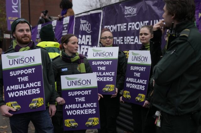Βρετανία: Οι απεργοί ζητούν αυξήσεις στους μισθούς, η κυβέρνηση μιλά για “συνειδητό” κακό
