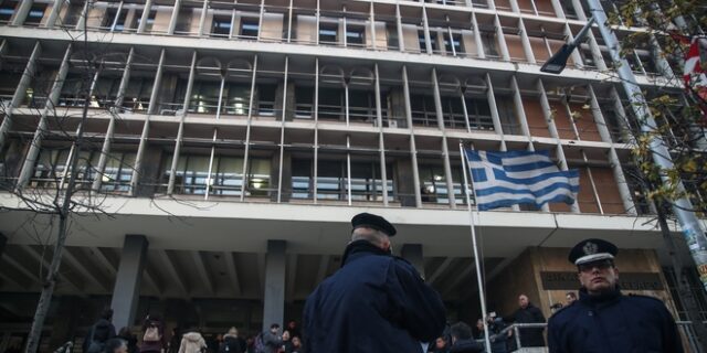 Άλκης Καμπανός: Διακόπηκε η δίκη των 12 κατηγορούμενων – Ένταση έξω από το δικαστήριο