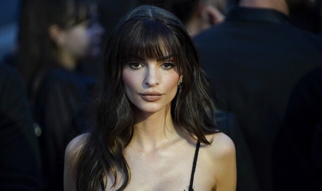 Emily Ratajkowski: Το καλοκαιρινό ρεβεγιόν και το look που “αναστάτωσε”