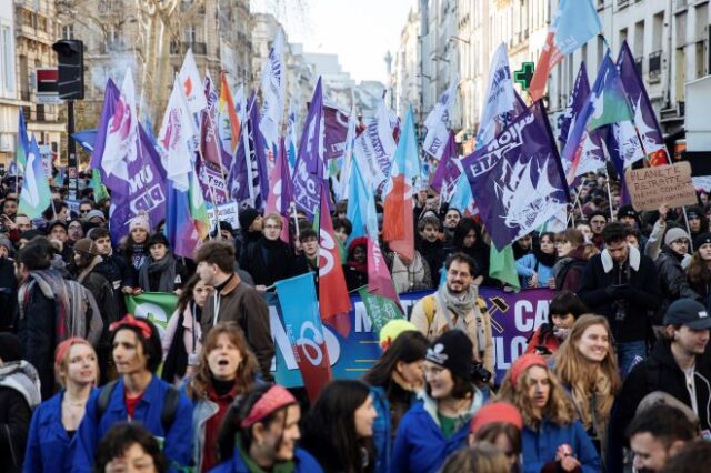 Γαλλία: Εγκρίθηκε η μεταρρύθμιση του συνταξιοδοτικού – Με απεργίες απειλούν τα συνδικάτα