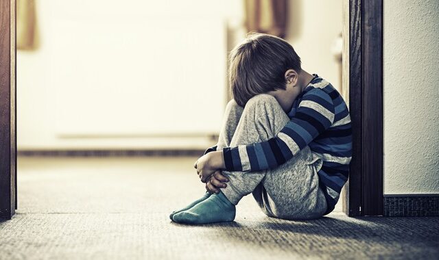 BBC: Πάνω από 100 περιπτώσεις κακοποίησης παιδιών σε ιδρύματα φροντίδας στη Βρετανία