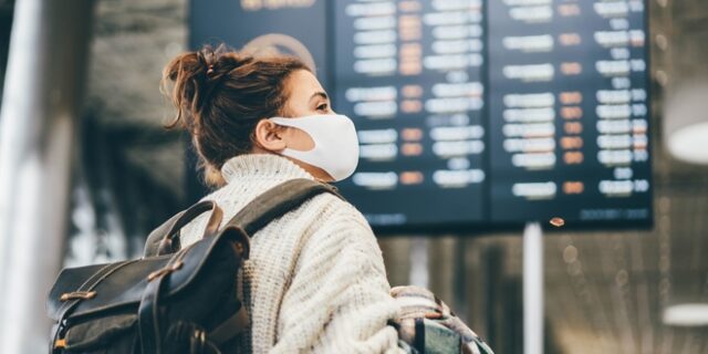 Κορονοϊός: Ο ΠΟΥ συστήνει τη χρήση μάσκας σε πτήσεις μεγάλης διάρκειας