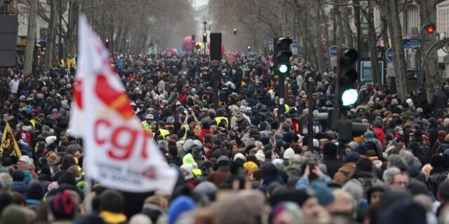 Παραλύει η Γαλλία: Δεύτερη πανεθνική απεργία ενάντια στο αντιλαϊκό σχέδιο Μακρόν για τις συντάξεις