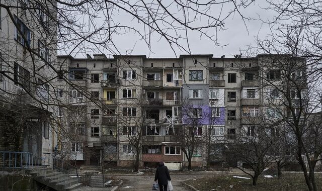 Πόλεμος στην Ουκρανία: Ρωσικό σφυροκόπημα στη Σολεντάρ – Ενισχύσεις υποσχέθηκε ο Ζελένσκι
