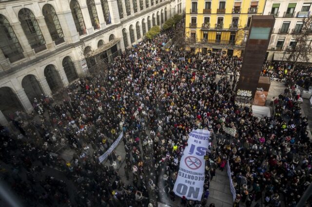 Ισπανία: Στους δρόμους χιλιάδες υγειονομικοί – Κατά της “καταστροφής του δημόσιου συστήματος υγείας”