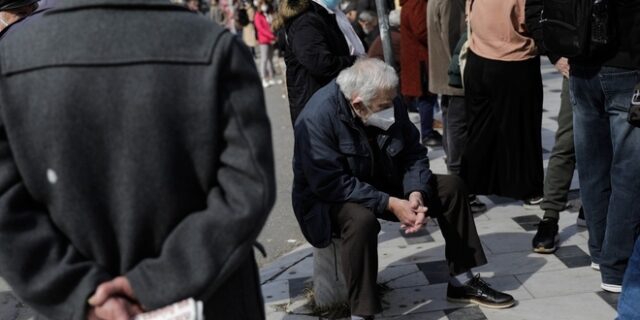 Συνταξιούχοι: Προεκλογική ρελάνς με νέες εξαγγελίες μετά τον αφανισμό των αυξήσεων λόγω “προσωπικής διαφοράς”