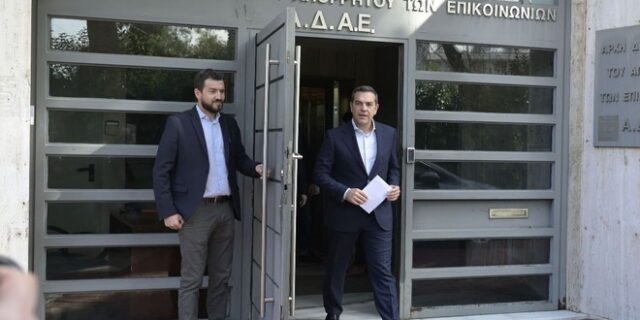 Τσίπρας στην ΑΔΑΕ: “Το φως της Δημοκρατίας νίκησε για άλλη μία φορά το σκοτάδι” – Βγήκε κρατώντας έναν φάκελο