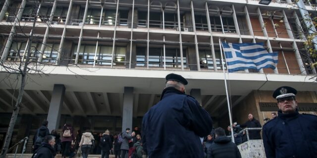 Άλκης Καμπανός: Συνθήματα έξω από τα δικαστήρια – “Για πάντα ζωντανός”