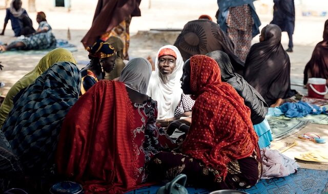 Ένα 24ωρο στον θάλαμο αναμονής έξω από τη ΜΕΘ για υποσιτισμένα παιδιά στον Νίγηρα