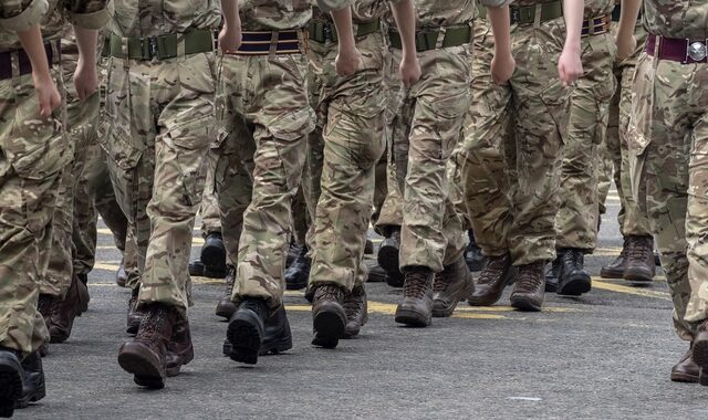 Βρετανία: Δίωξη σε μέλος του βρετανικού στρατού για δραστηριότητες που συνδέονται με την τρομοκρατία