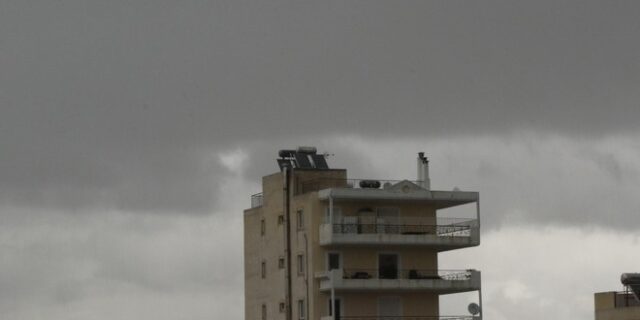 Καιρός Αθήνα: Συννεφιά, βροχές και θερμοκρασία έως 20 βαθμούς
