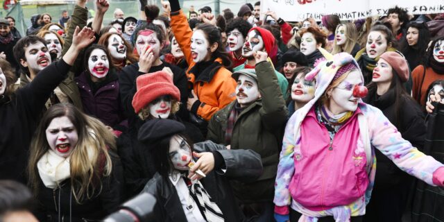 Τι θέλουν οι καλλιτέχνες και είναι συνέχεια στους δρόμους;