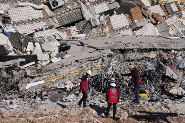 Σεισμός στην Τουρκία: Άνιση μάχη με τον χρόνο – “Οι διασώστες επιλέγουν ποιος θα ζήσει και ποιος θα πεθάνει”