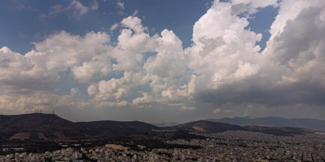 Καιρός Αθήνα: Αραιές νεφώσεις, παροδικά πυκνότερες