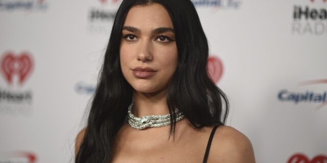 Dua Lipa: Φωτογραφίζεται τόπλες για το εξώφυλλο της Vogue και είναι αγνώριστη