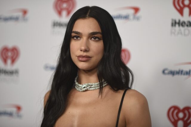 Dua Lipa: Φωτογραφίζεται τόπλες για το εξώφυλλο της Vogue και είναι αγνώριστη