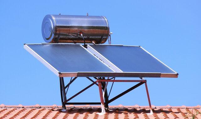 Έρχονται επιδοτήσεις 100 εκατ. για αντικατάσταση ηλεκτρικών με ηλιακούς θερμοσίφωνες