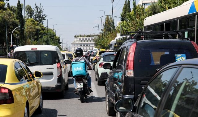 Κίνηση στους δρόμους: Στο “κόκκινο” οι δρόμοι του κέντρου – Πού εντοπίζονται προβλήματα