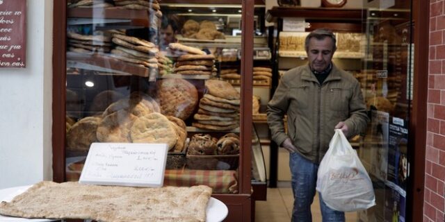 Σαρακοστιανό τραπέζι: Σε άνοδο ο “δείκτης” της λαγάνας και του ταραμά