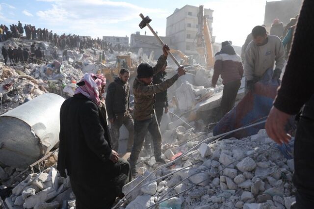 Σεισμός στη Συρία: “Από τα περίχωρα της πόλης, δεν γλίτωσε ούτε ένα κτίριο. Ζήσαμε τη φρίκη”