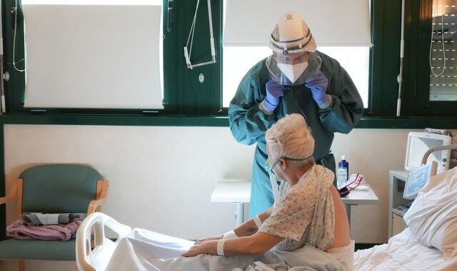 Κορονοϊός: Μειωμένος κατά 88% ο κίνδυνος νοσηλείας ή θανάτου λόγω επαναλοίμωξης
