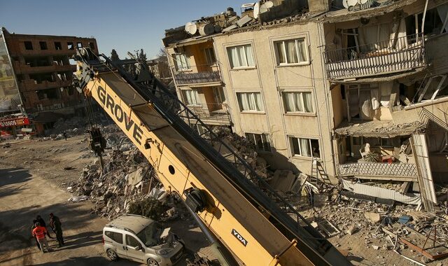 Σεισμός στην Τουρκία: “Ο σύζυγός μου πήγε να βοηθήσει στα χαλάσματα. Επέστρεψε με τα χέρια καλυμμένα με αίμα”