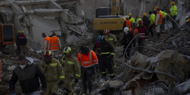 Σεισμός στην Τουρκία: Ο αριθμός των νεκρών αυξάνεται και ο Ερντογάν παίζει το “χαρτί” των συλλήψεων