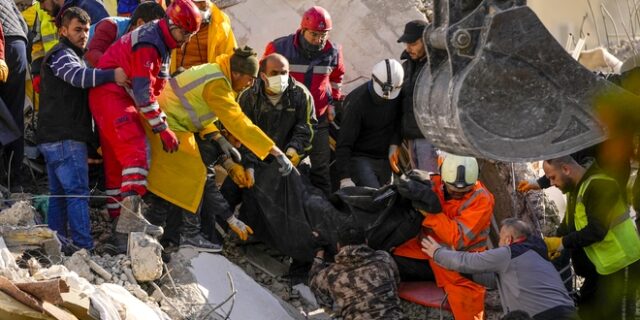 Σεισμός στην Τουρκία: Ώρες αγωνίας για τους εγκλωβισμένους στα συντρίμμια – Ενισχύεται η ελληνική αποστολή